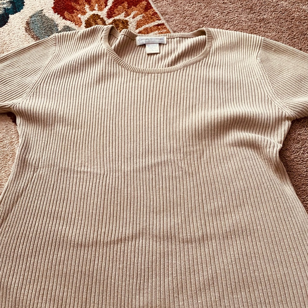 EUC - Nice Women’s Tan Ribbed Knit Short Sleeve Sweater Size Large.